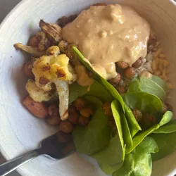Roasted Cauliflower & Carrot Bowl with Spiced Chickpeas and Tangy Tahini Sauce 🥣